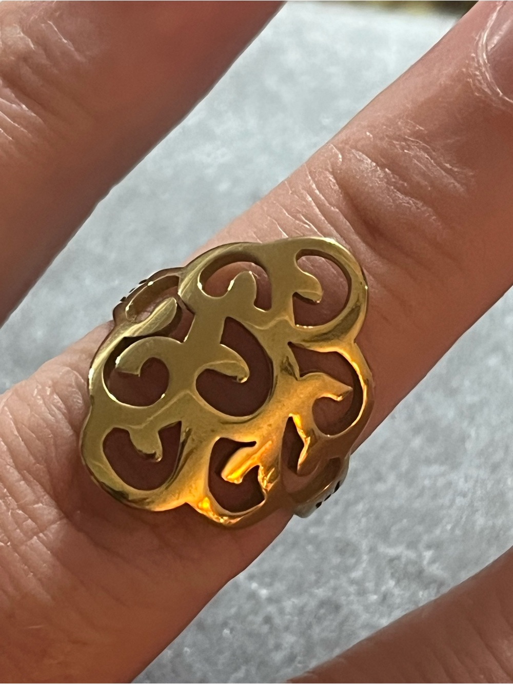 Unsigned Gold Tone Metal Arabesque Costume Jewelry Size 6 Ring